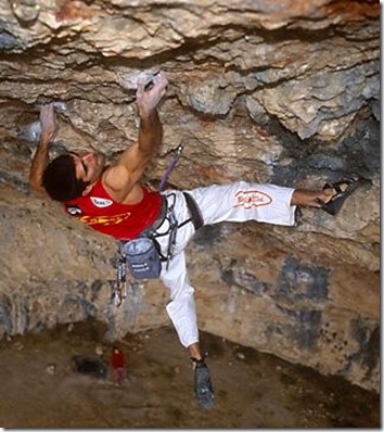 Dani Andrada climbing La Novena Enmienda at Santa Linya