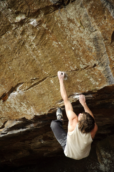 Daniel Woods attempting "Lost In The Hood" (V14)