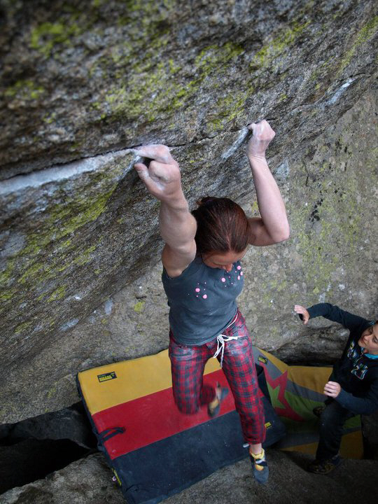 Flannery Shay-Nemirow bouldering at Lincoln Lake