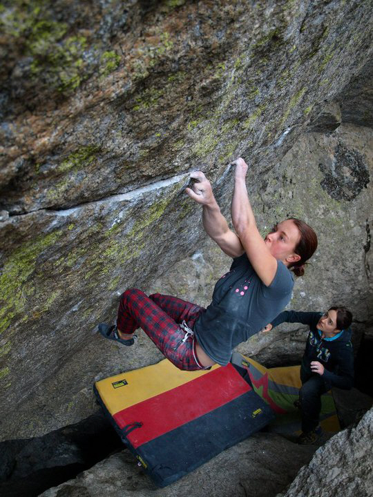 Flannery Shay-Nemirow bouldering at Lincoln Lake